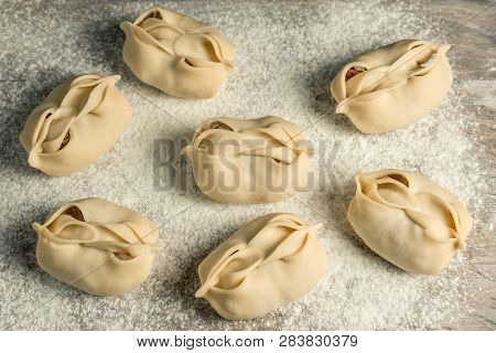 Uzbek National Food Manta, Like Dumplings, On A Wooden Board, Lie In Flour