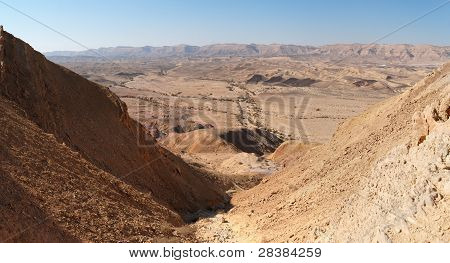 Gola nel cratere nel deserto