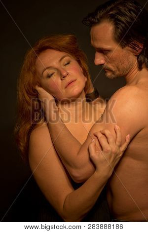 Amour. Bare Restful Couple Standing Closely And Hugging Each Other While Keeping Their Eyes Closed
