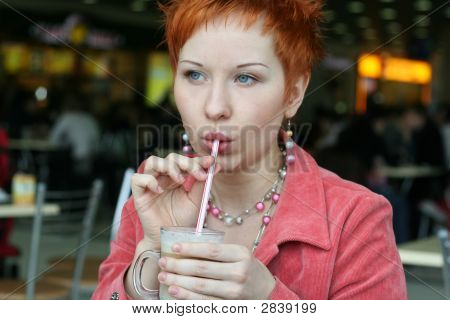 Nő Dreanking kávézó, Cafe, és boldog, mosolyog