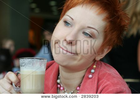 Nő Dreanking kávézó, Cafe, és elgondolkozva néz messziről