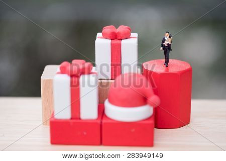 Miniature People : Happiest Baby On The Father's Hands And Looking Gift Box