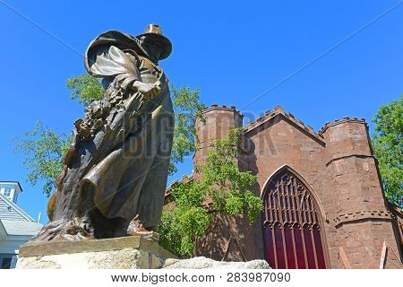 Salem, Ma, Usa - Sep 7, 2014: Roger Conant Statue In Front Of Salem Witch Museum In Historic Downtow
