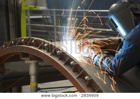 Hegesztő és szikra