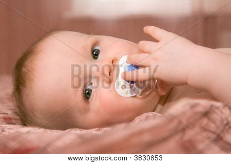 Küçük bebek emzik emzik ile