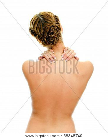 Vista posterior de una mujer joven con dolor de cuello. Aislado en blanco.