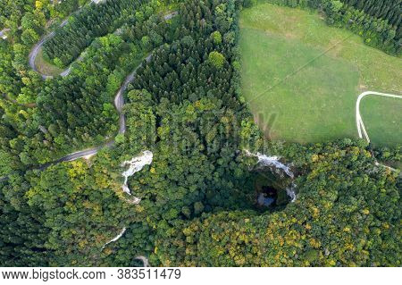 Nans-sous-sainte-Anne, Pit cave 