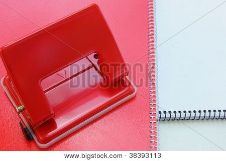 El documento llevaba un cuaderno rojo.
