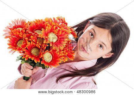 꽃 다발을 들고 하는 어린 소녀.