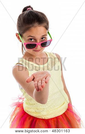 평면 밖으로 손으로 재미 있는 어린 소녀.