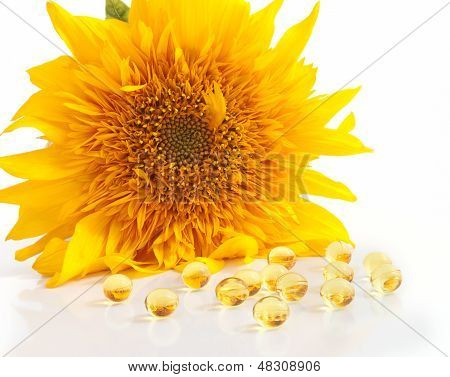 El girasol y cápsulas con vitaminas A y E