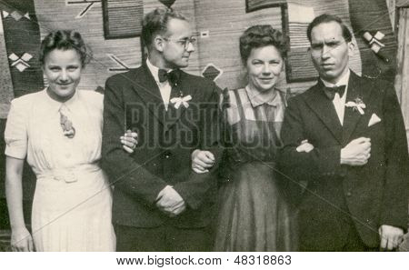 RYCHTAL, Polen, CIRCA 1946 - Vintage foto van gasten tijdens de huwelijksceremonie, Rychtal, Polen, 