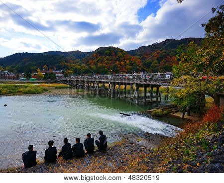เกียวโต - 21 พฤศจิกายน: นักศึกษาบนฝั่งแม่น้ำคัตสึระใกล้สะพาน Togetsu 21 พฤศจิกายน 2012 ใน Kyot