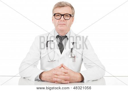 Doktor na jeho pracovní stůl