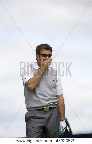 LOCH LOMOND, SKOTSKO - JUL 09 2009; Loch Lomond Skotsko; Sir Nick Faldo (GBR) soutěží v jedle