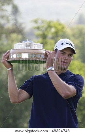LOCH LOMOND, SKOTSKO - JUL 12 2009; Loch Lomond Skotsko; Martin Kaymer (GER) s trofejí po