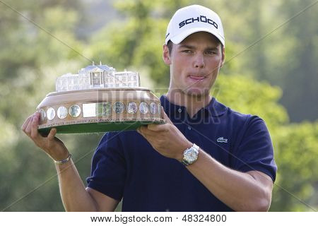 LOCH LOMOND, SKOTSKO - JUL 12 2009; Loch Lomond Skotsko; Martin Kaymer (GER) s trofejí pro w