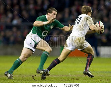 TWICKENHAM LONDÝN, 27/02/2010. Anglie hráč Jonny Wilkinson běží s míčem během RBS 