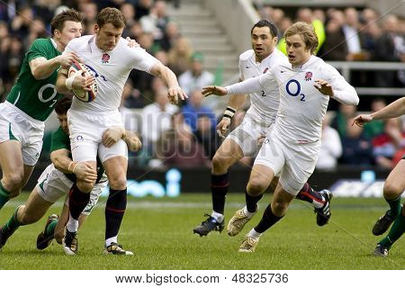 TWICKENHAM LONDON, 27/02/2010.England spiller Mark Cueto håndteres af 2 irske spillere under RBS
