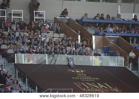 MADRID, HISZPANIA. 16/05/2010. Prezydent UEFA Michel Platini siedzi za trofeum podczas kobiet C