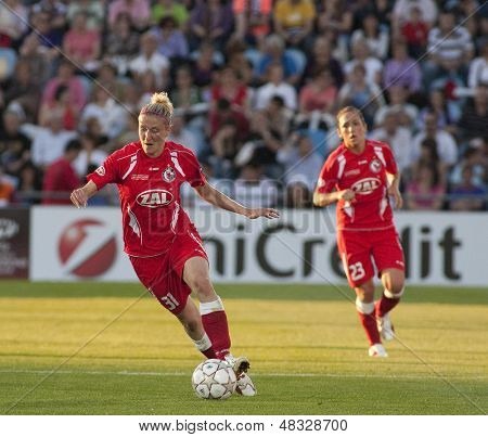 MADRID, HISZPANIA. 16/05/2010. W Poczdamie FW Anja Mittag w akcji podczas Women's Champions League fi