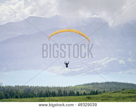 Un'immagine di un parapendio a Beatenberg Svizzera