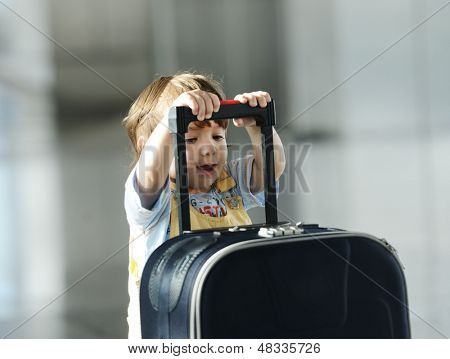 Little cute baby con borsa viaggio aeroporto