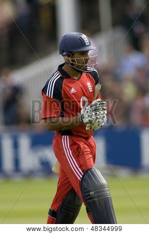 LONDRA - 12 SETTEMBRE 2009; Londra Inghilterra: Inghilterra team player Ravi Bopara allontana dopo essere respingere