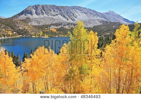Magiczne piękno niebieski jezioro w Parku Narodowego Yosemite. Złota Korona tworzy niezapomniany obraz.