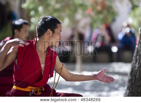 LHASA, TIBET-07 de OCT: Monjes tibetanos están debatiendo sobre escrituras budistas en el monasterio de Sera en O