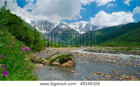 Fiume Inguri vicino Ushguli, Svaneti, Georgia. Monte Shkhara sullo sfondo