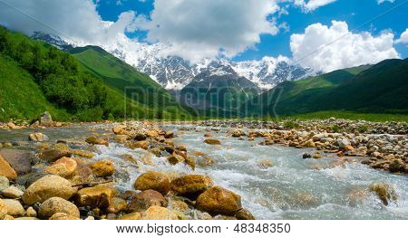 Fiume Inguri vicino Ushguli, Svaneti, Georgia. Monte Shkhara sullo sfondo