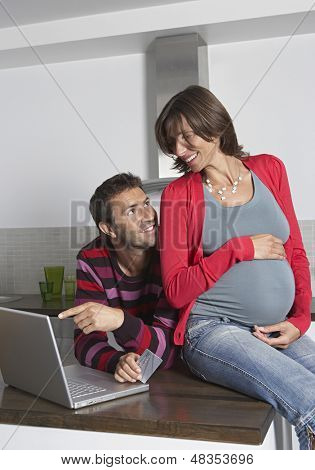 온라인 쇼핑을 하 고 남자와 행복 한 젊은 임산부