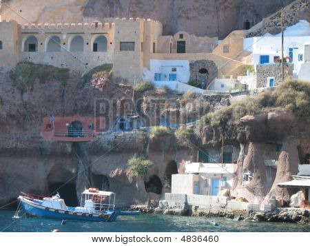 Boote und Cliff-Santorini