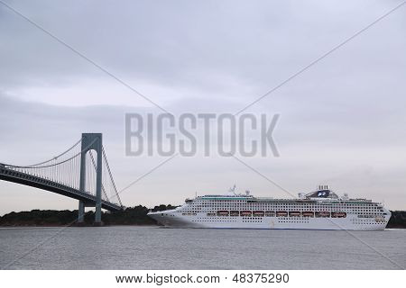 เจ้าหญิงทะเลเรือล่องเรือใต้สะพาน Verrazano ระหว่างเจ้าหญิงโลกล่องเรือ 2013