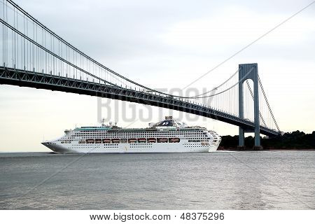 เจ้าหญิงทะเลเรือล่องเรือใต้สะพาน Verrazano ระหว่างเจ้าหญิงโลกล่องเรือ 2013
