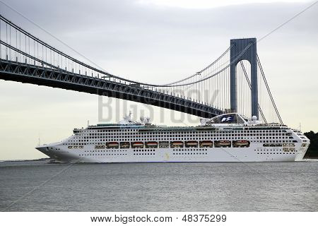 เจ้าหญิงทะเลเรือล่องเรือใต้สะพาน Verrazano ระหว่างเจ้าหญิงโลกล่องเรือ 2013