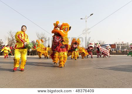 ยูเขตจีน 5 กุมภาพันธ์: คนทำสิงโตแบบเต้นรำสำหรับฉลอง Festiva โคมไฟ