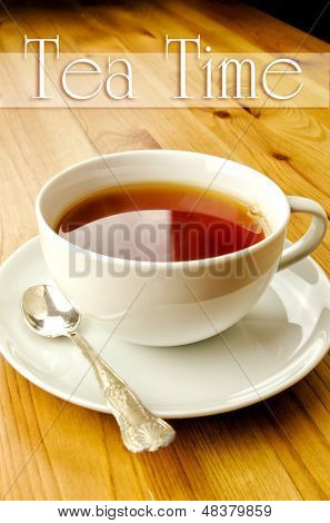 Tazza di tè su fondo in legno