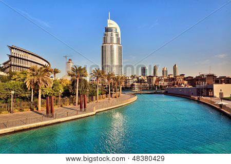 DUBAI, Emirati Arabi Uniti - 23 ottobre: Indirizzo Hotel e lago Burj Dubai il 23 ottobre 2012 a Dubai. L'hotel mi
