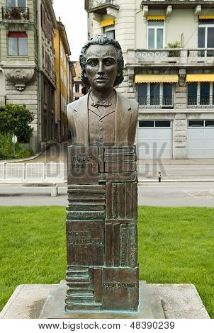 อนุสาวรีย์กวีโรมาเนีย Mihai Eminescu เวอเวย์ สวิตเซอร์แลนด์