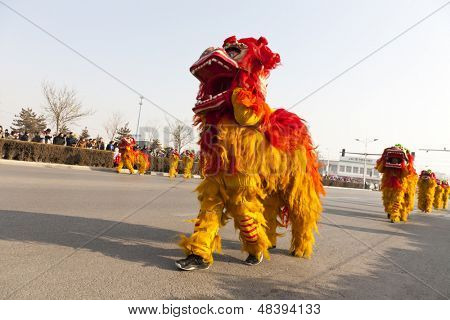 ยูเขตจีน 5 กุมภาพันธ์: คนทำสิงโตแบบเต้นรำสำหรับฉลอง Festiva โคมไฟ