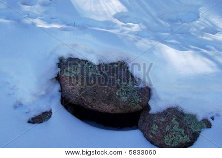 Neve sulla roccia