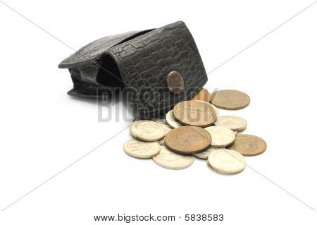 오래 된 가죽 지갑과 동전 흰색 절연