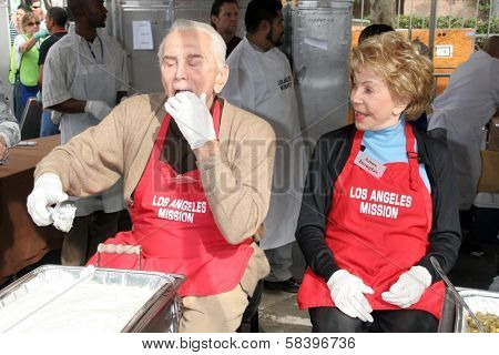 LOS ANGELES - NOVEMBER 22: Kirk Douglas and Anne Douglas at The Los Angeles Mission Thanksgiving Meal for the Homeless  November 22, 2006 in Los Angeles Mission, Los Angeles, CA.