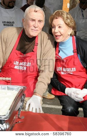 LOS ANGELES - NOVEMBER 22: Kirk Douglas and Anne Douglas at The Los Angeles Mission Thanksgiving Meal for the Homeless  November 22, 2006 in Los Angeles Mission, Los Angeles, CA.