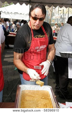 LOS ANGELES - NOVEMBER 22: Kevin Nealon at The Los Angeles Mission Thanksgiving Meal for the Homeless  November 22, 2006 in Los Angeles Mission, Los Angeles, CA.