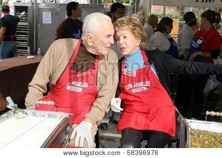 LOS ANGELES - NOVEMBER 22: Kirk Douglas and Anne Douglas at The Los Angeles Mission Thanksgiving Meal for the Homeless  November 22, 2006 in Los Angeles Mission, Los Angeles, CA.