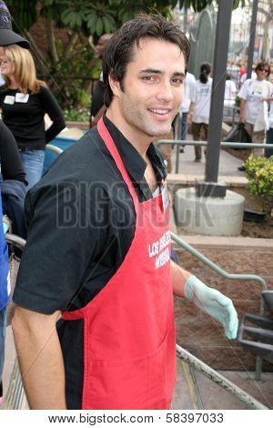 LOS ANGELES - NOVEMBER 22: Victor Webster at The Los Angeles Mission Thanksgiving Meal for the Homeless  November 22, 2006 in Los Angeles Mission, Los Angeles, CA.