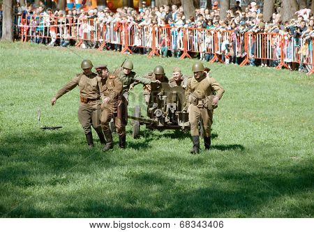 Soldiers Wheel Artillery Cannon
